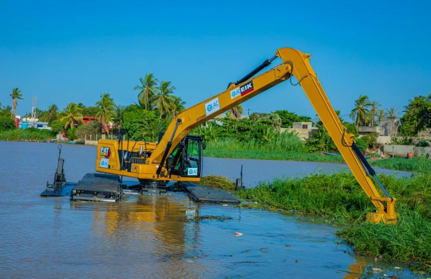 L’OLAC ACQUIERT UNE PELLE AMPHIBIE POUR LA FAUCARDAGE DES PLANTES AQUATIQUES ENVAHISSANTES