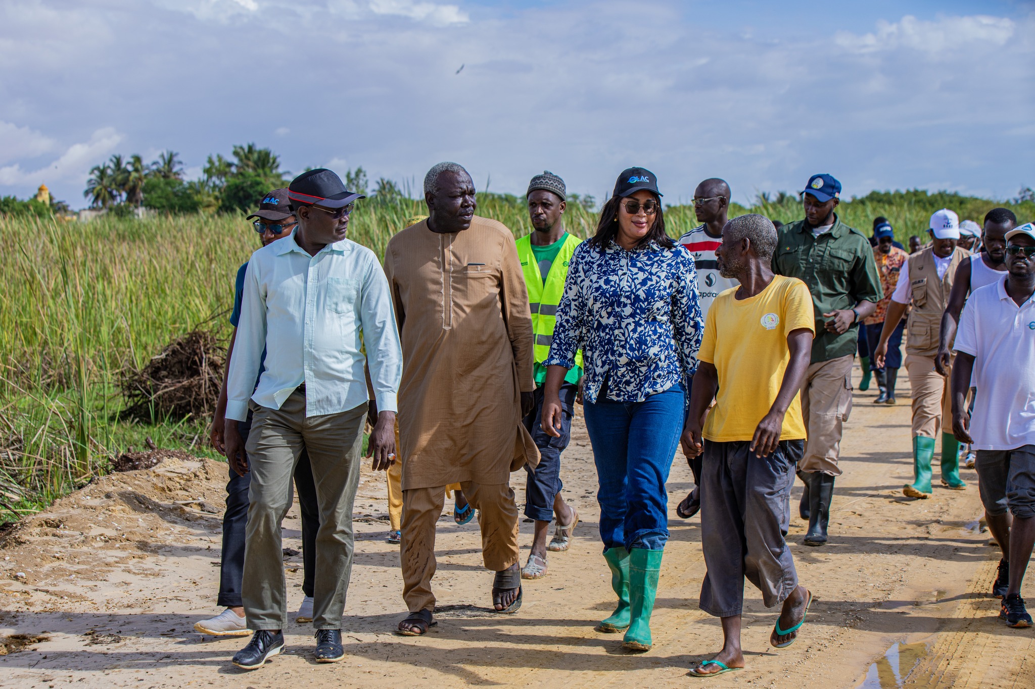 La Dg de l'Olac accueillant à Bango le Ministre de l'Hydraulique 