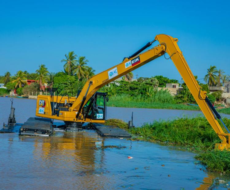 L’OLAC ACQUIERT UNE PELLE AMPHIBIE POUR LA FAUCARDAGE DES PLANTES AQUATIQUES ENVAHISSANTES