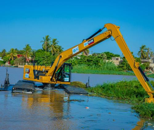 L’OLAC ACQUIERT UNE PELLE AMPHIBIE POUR LA FAUCARDAGE DES PLANTES AQUATIQUES ENVAHISSANTES